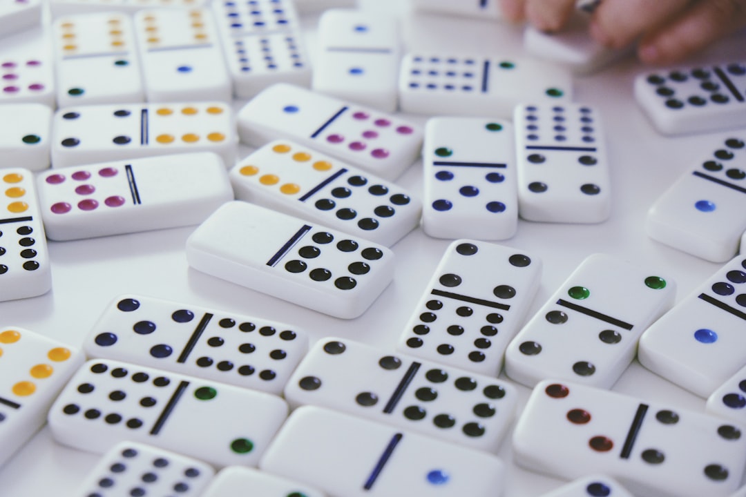 12. La théorie des dominos voit le jour