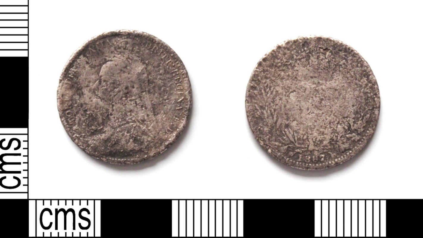 14. Des pâtissiers ont caché des pièces de six pence porte-bonheur dans les étages d'un gâteau de mariage