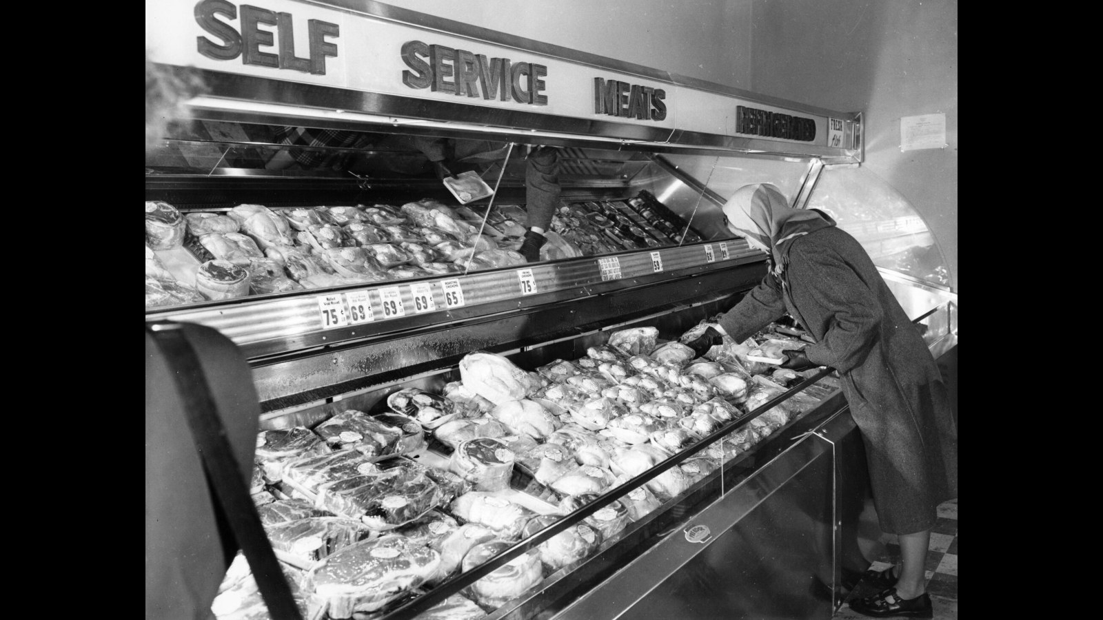 6. Le boucher s'est placé derrière le comptoir de la viande