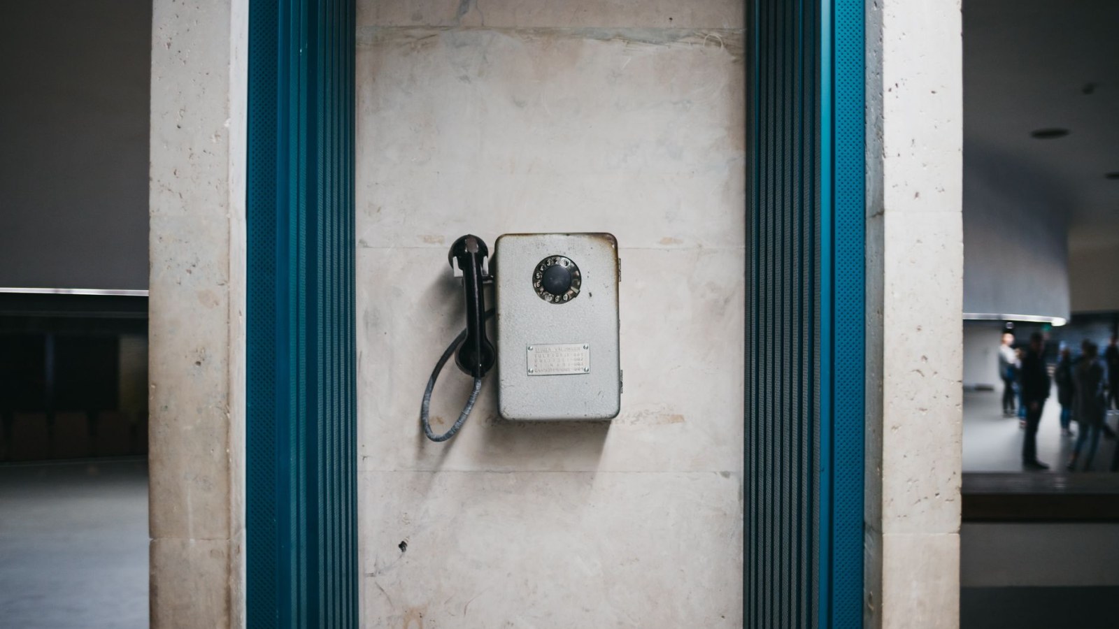 17. Le grand magasin faisait aussi office de cabine téléphonique