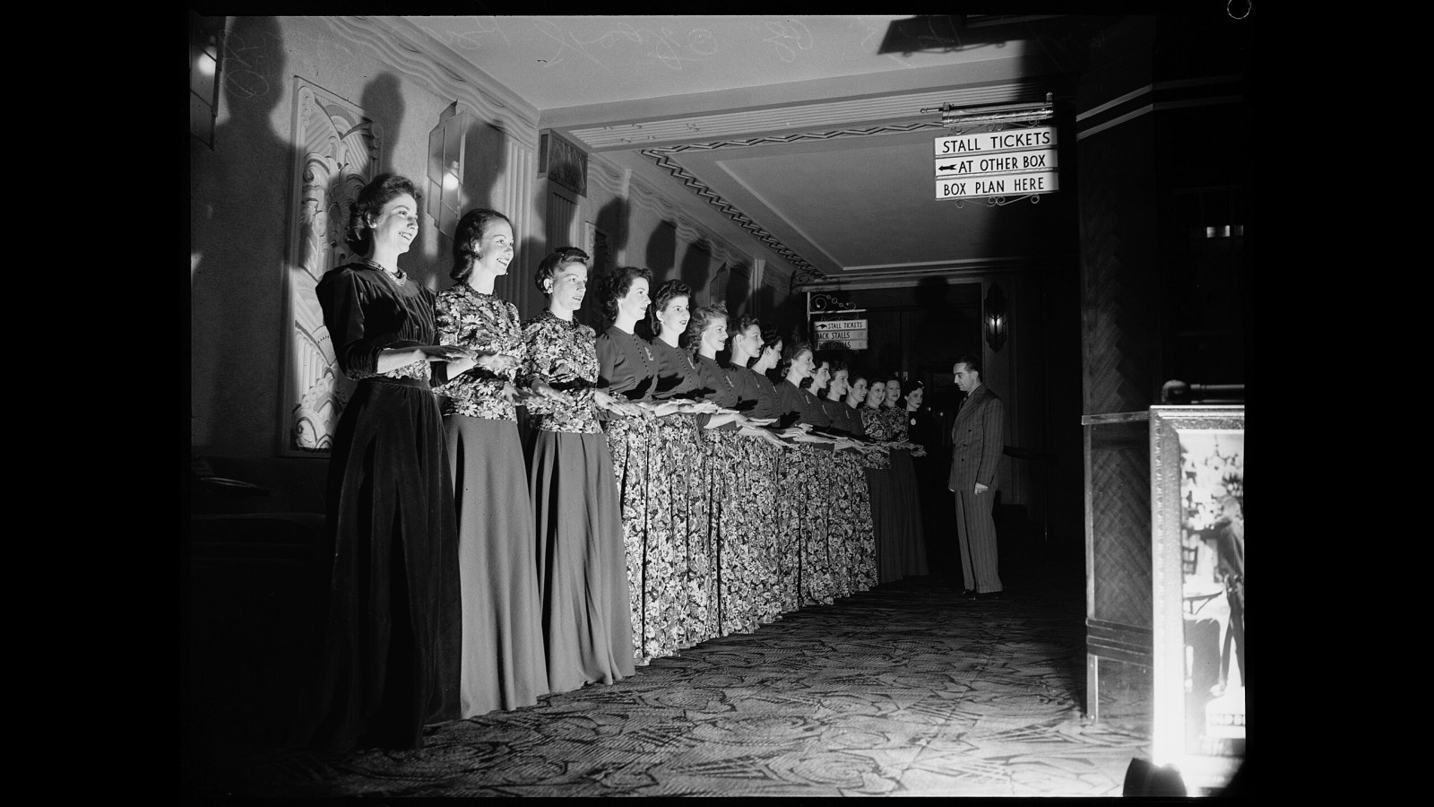14. Des placeurs en uniforme accompagnaient les spectateurs jusqu'à leurs places à l'aide de lampes de poche