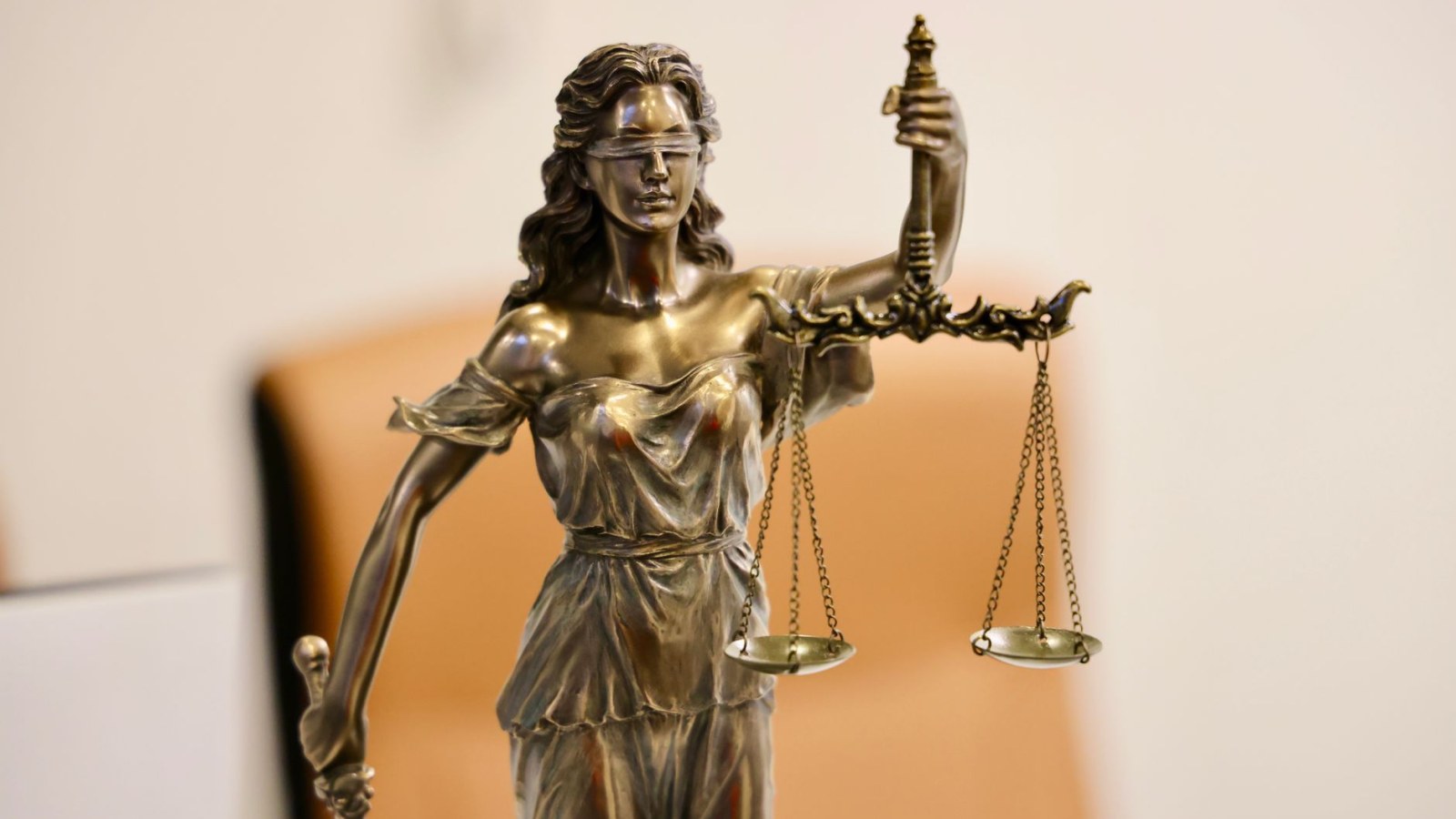 16. La police a mis sur écoute les lignes téléphoniques communes et les tribunaux l'ont autorisé