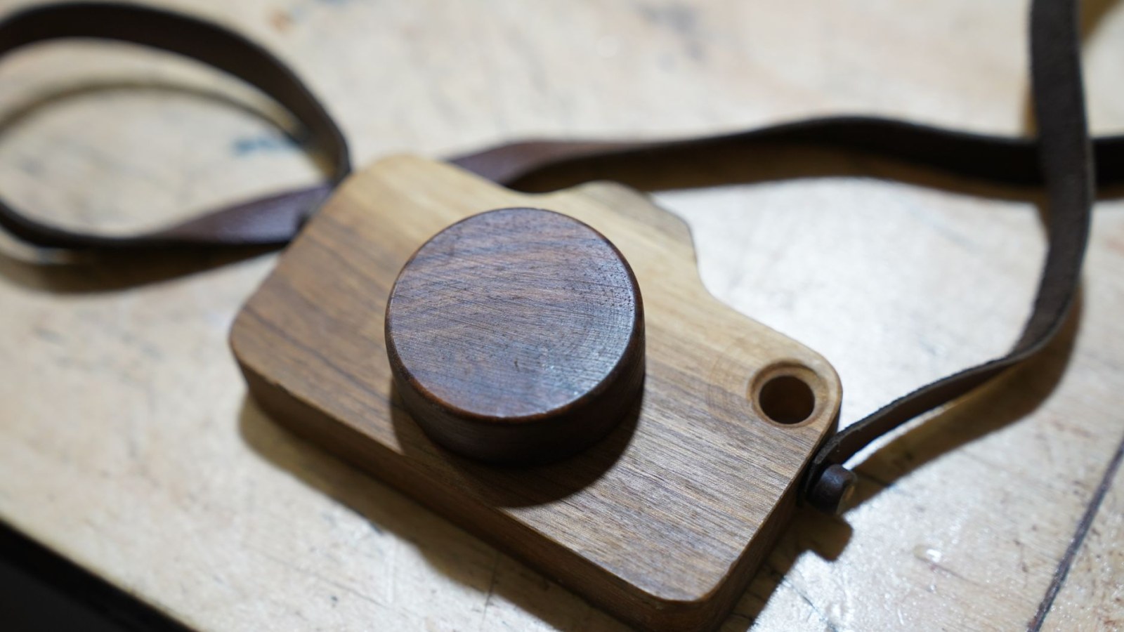 4. Veuf, Ole Kirk se tourne vers la fabrication de jouets en bois pour subvenir à ses besoins