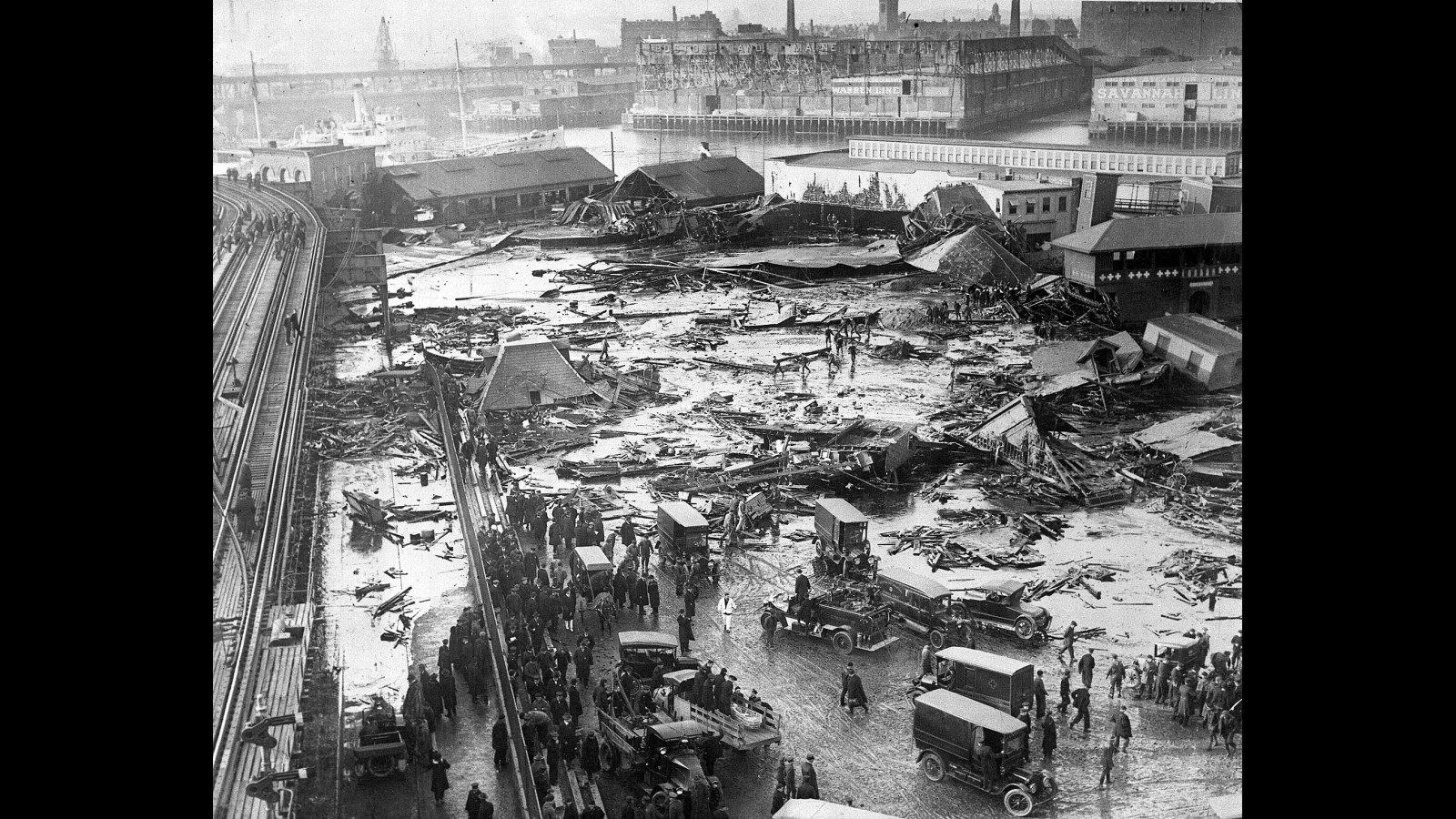 2. L'explosion du grand réservoir de mélasse de Boston a ravagé le quartier du North End