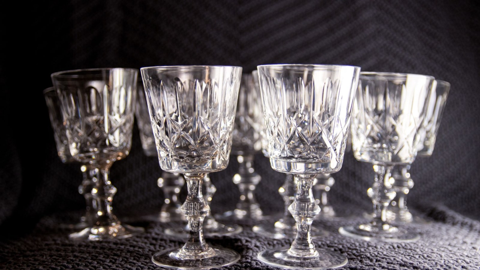 9. Des invités ont cassé des verres à pied en cristal lors des toasts célébrant le 15e anniversaire