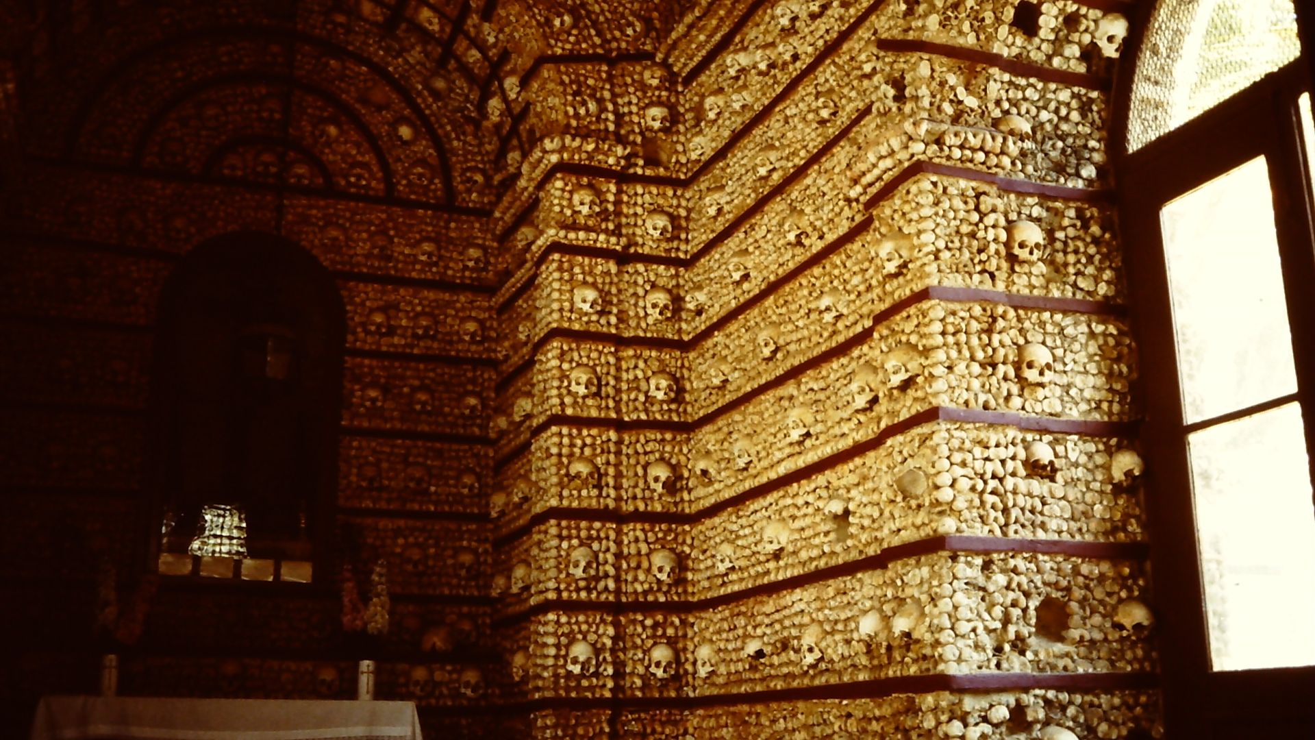 8. Capela dos Ossos, Faro, Portugal