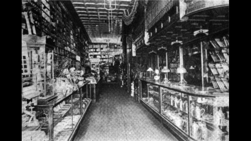 4. De la dynamite posée sur les rayons d'une quincaillerie, à côté des tuyaux d'arrosage