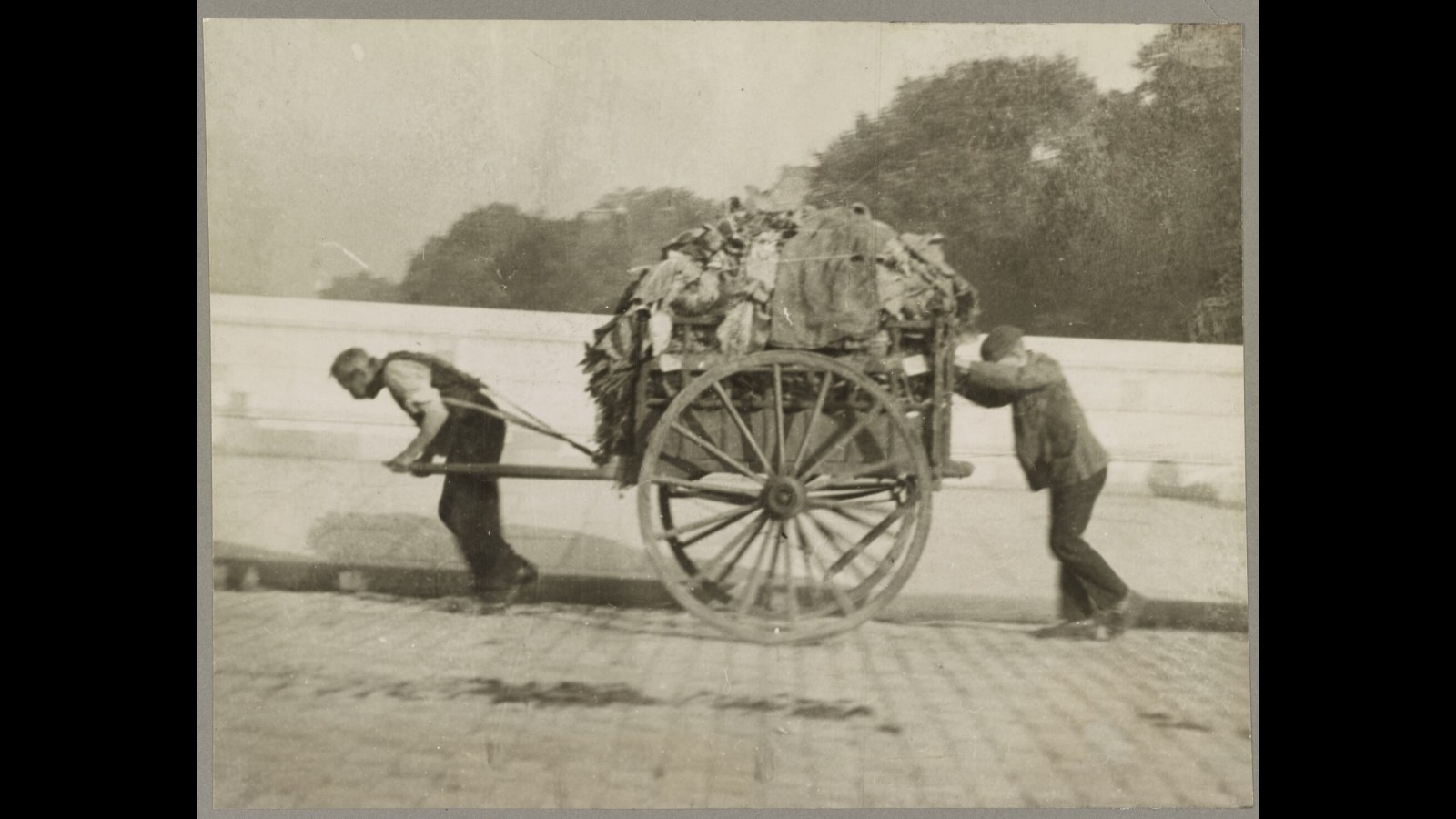 15. Des chiffonniers transformaient les déchets en savon et en pièces de monnaie