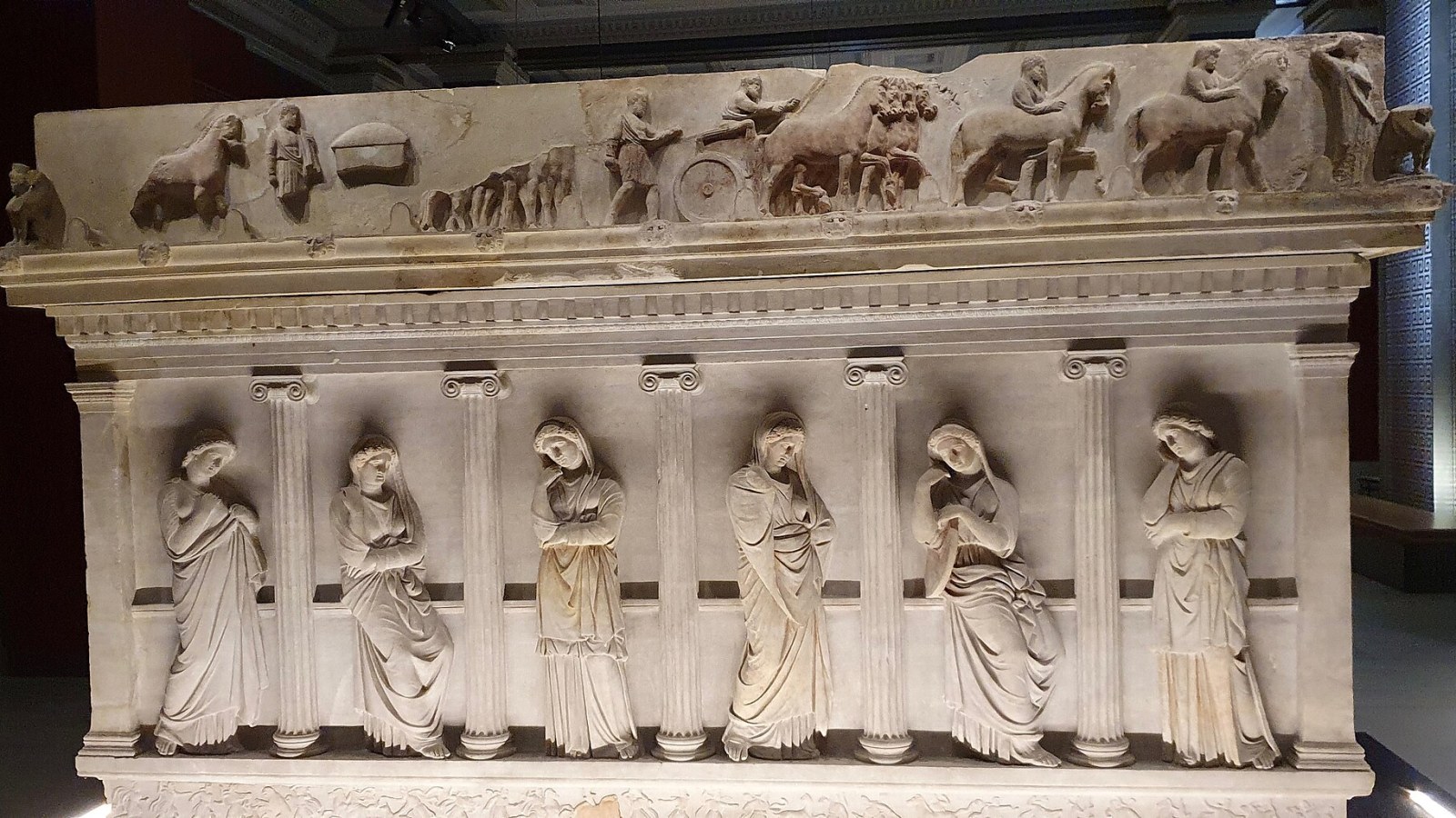 19. Dix-huit femmes en deuil pleuraient, représentées dans des tons pastel, sur une tombe de Sidon