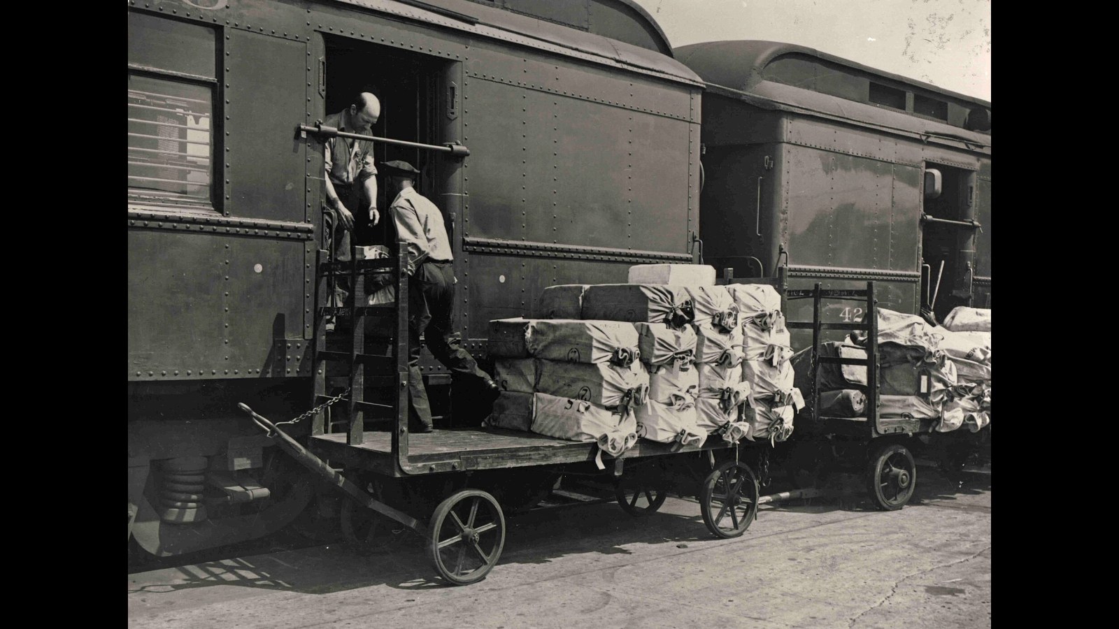 4. Les agents du courrier attrapaient les sacs accrochés aux crochets tandis que les trains filaient à toute allure