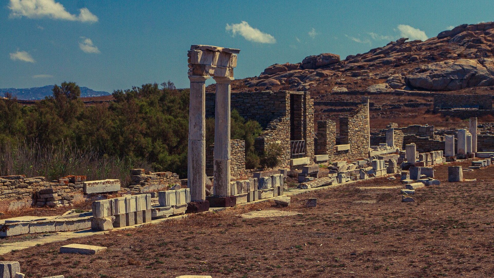 8. Les temples grecs rémunéraient des artisans pour qu'ils maintiennent les statues fraîchement peintes