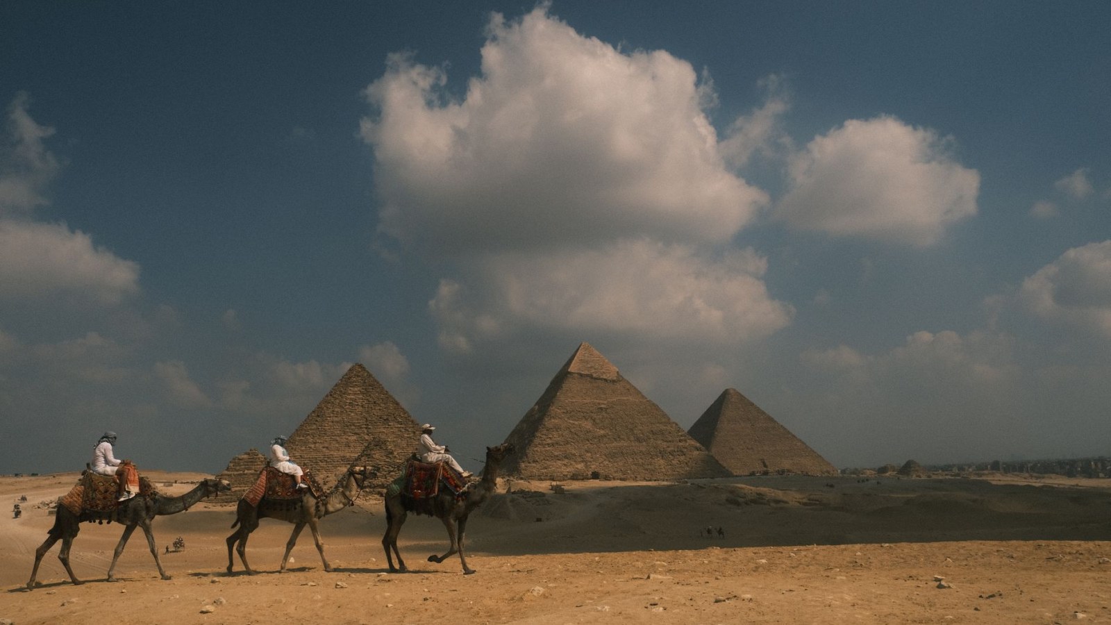 18. Des chameaux au galop transportaient le courrier d'un empire à travers le désert