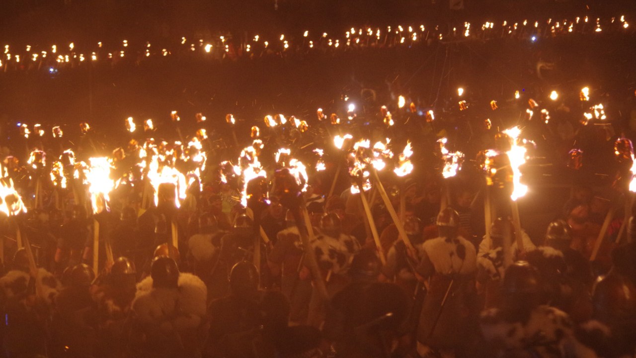 3. L'« Up Helly Aa » inonde Lerwick de torches et d'un navire en feu
