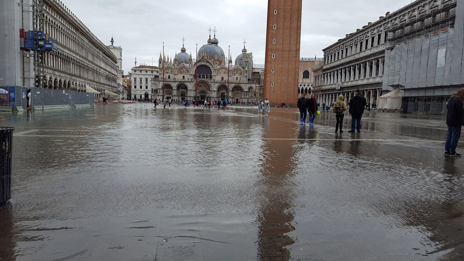 9. Venise s'enfonce en partie à cause des usines situées de l'autre côté de la lagune