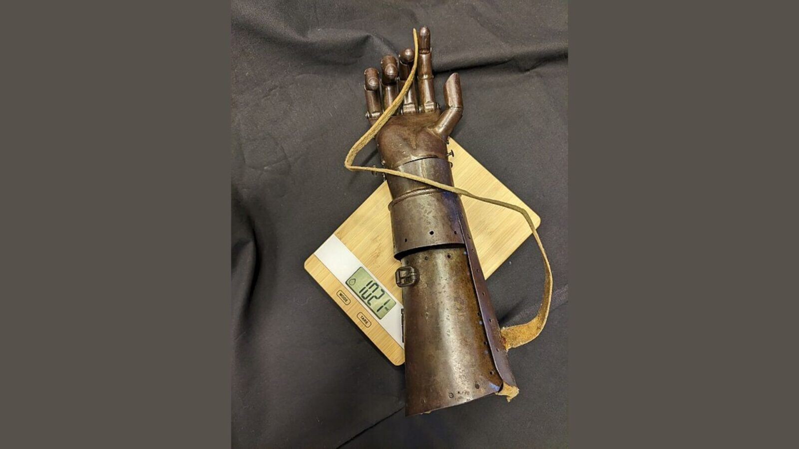 18. Sa « main de fer » est toujours exposée dans un château-musée