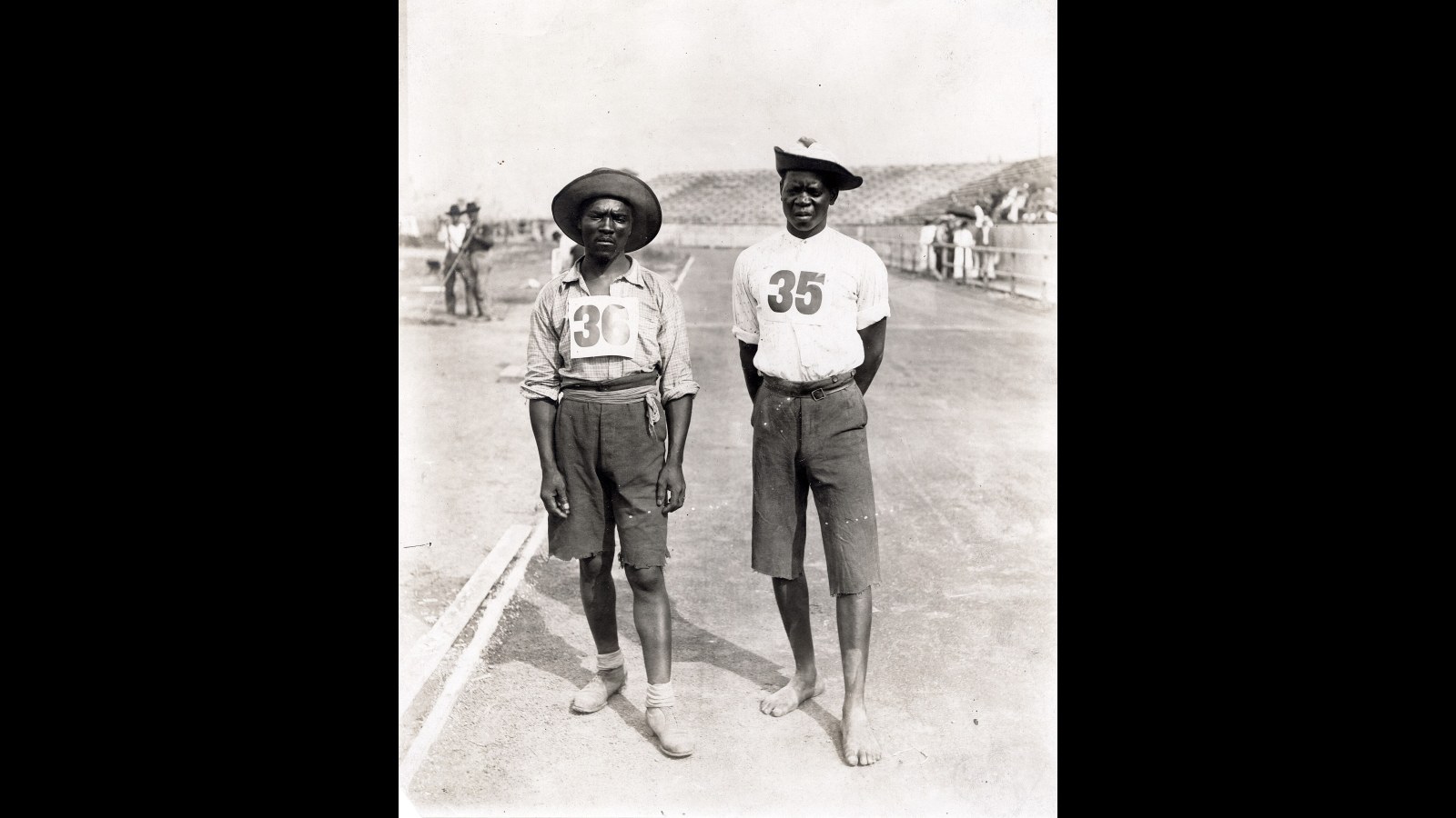 6. Len Tau et Jan Mashiani sont entrés pieds nus dans l'histoire