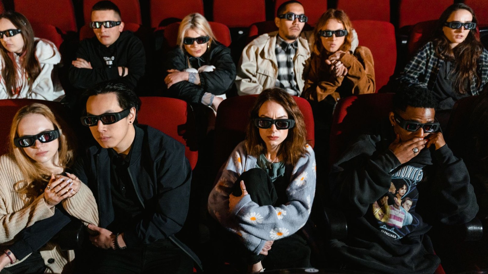 2. Dans les années 1950, les spectateurs des films en 3D portaient des lunettes en carton dotées de verres gris.