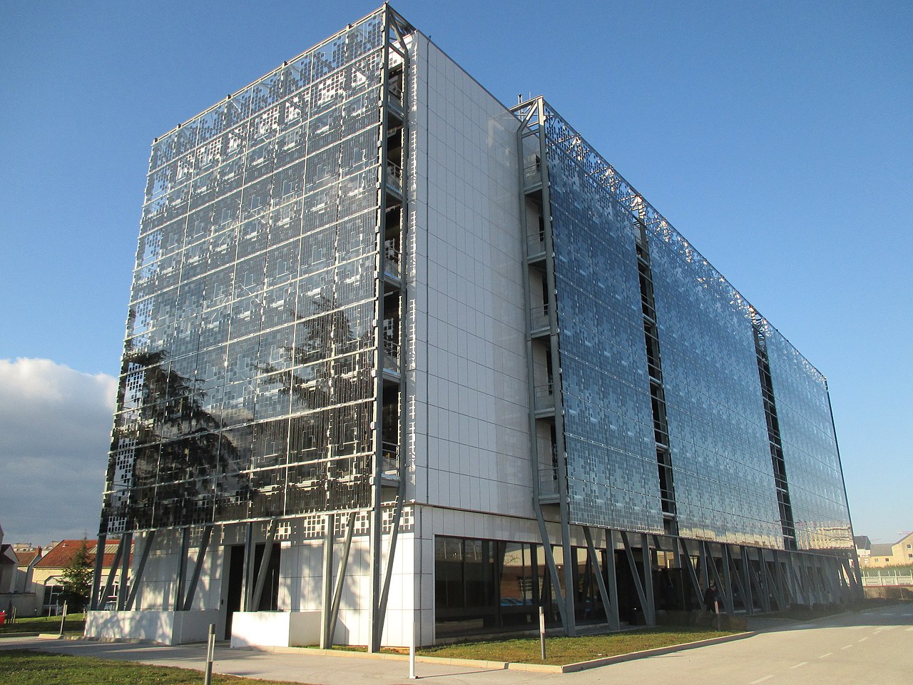 Transparent photovoltaic panels