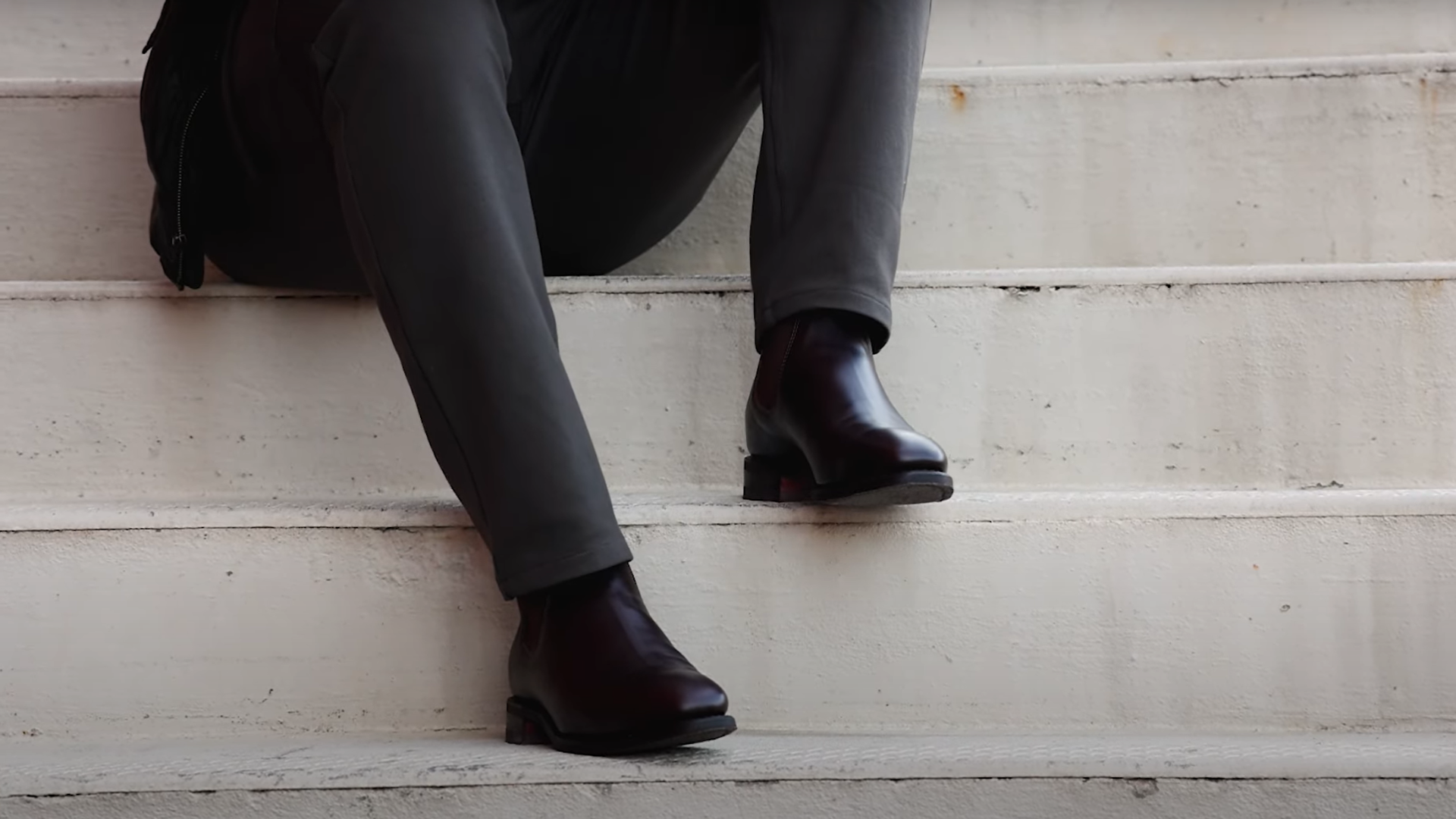 Associez des bottines Chelsea à un pantalon court