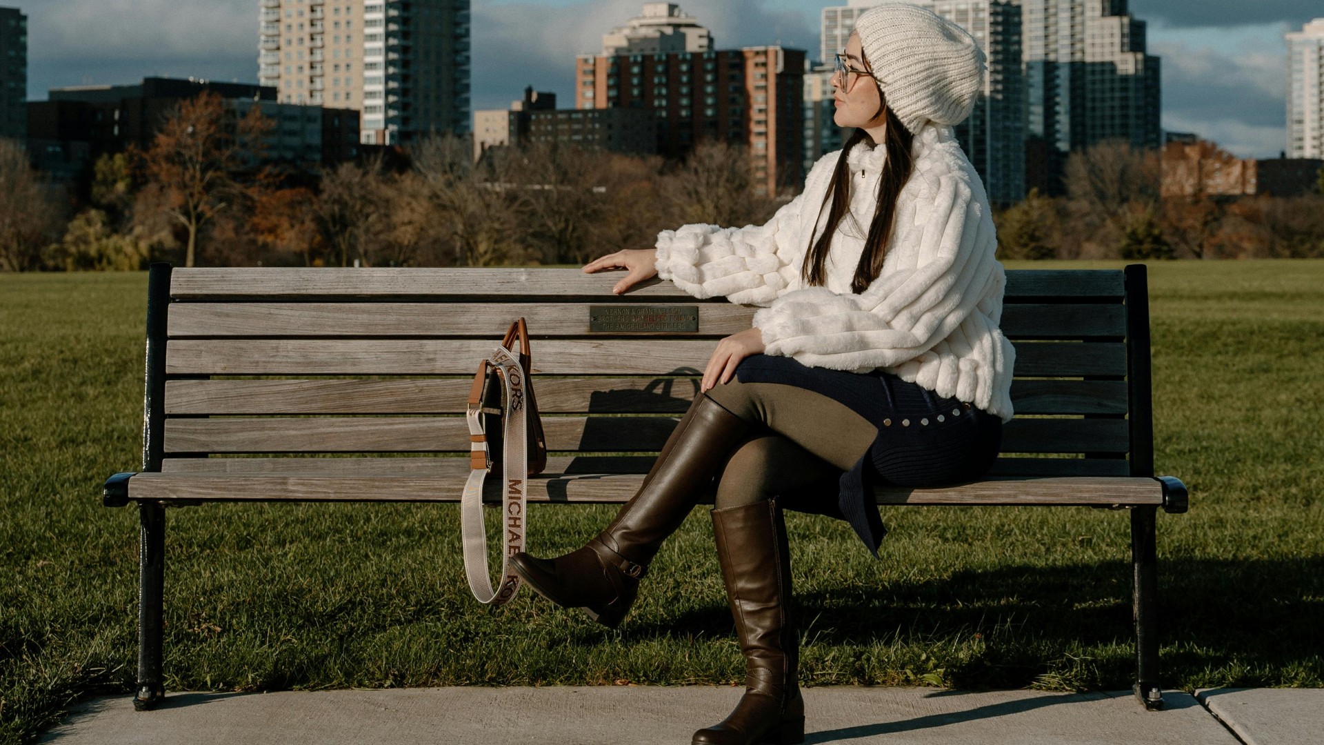 Portez des bottes montant jusqu'aux genoux par-dessus un jean skinny.