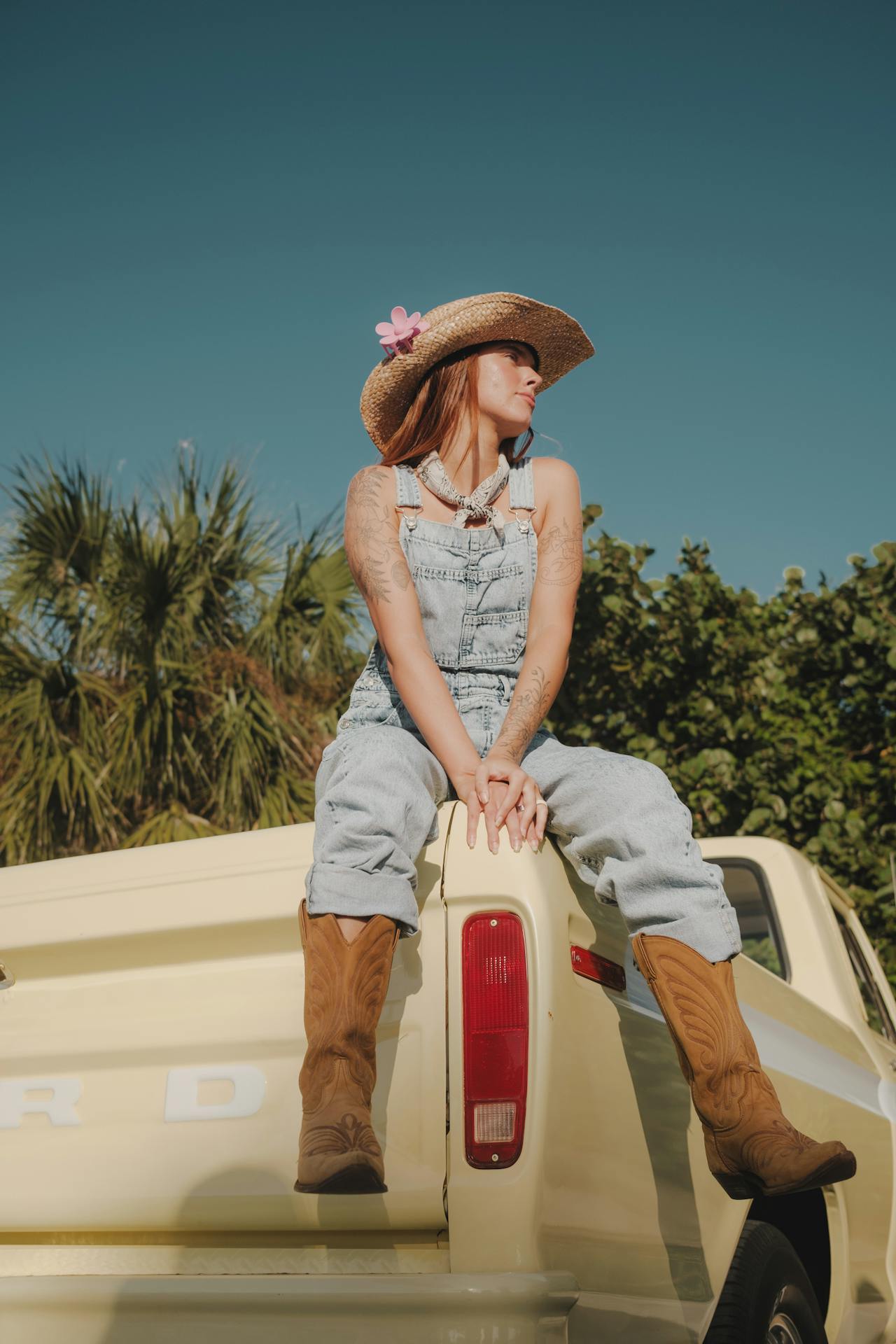 Bottes western avec un jean à coupe droite