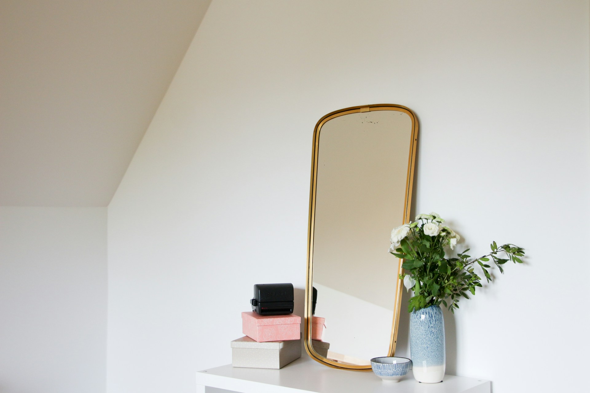 <strong>10. A gold-framed mirror</strong>