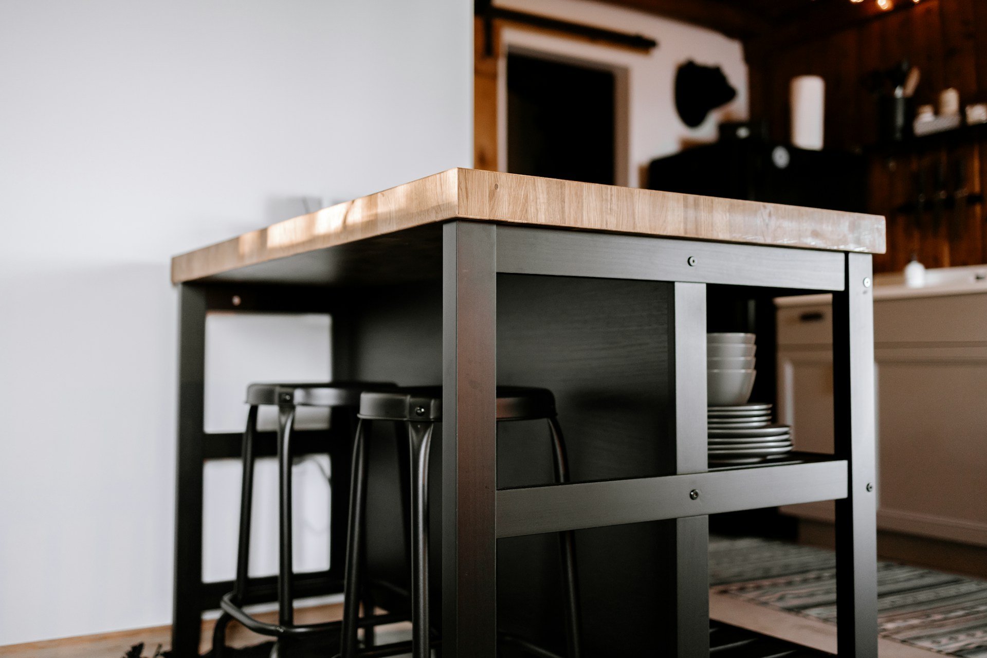4. The central island with built-in countertop