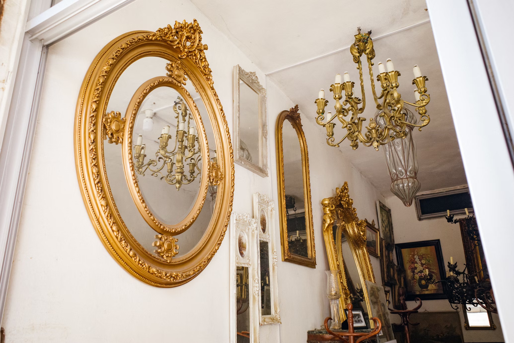 A living room filled with mirrors
