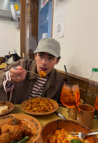 Joe Jonas, epicurean in Italy