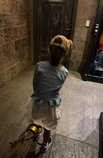 A magic broom for Zayn's daughter