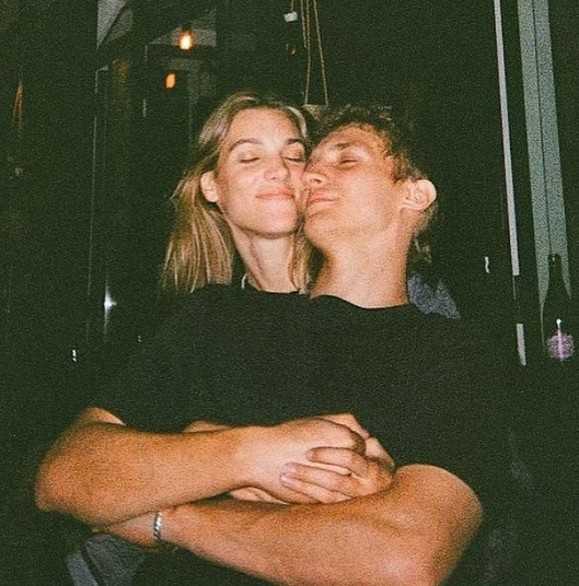 Between love and friendship